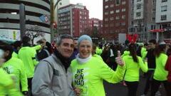 La actriz Yolanda Mora y el profesor de kajukenbo, Julio Quicios, en la salida de la San Silvestre.