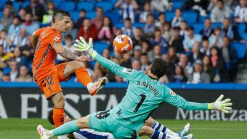 El delantero del Celta Alfon González (i) marca ante el portero Álex Remiro, de la Real.