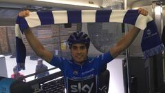 MIkel Landa posa con la bufanda del Alav&eacute;s.