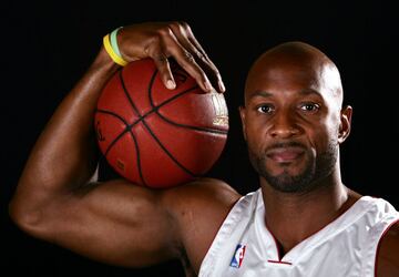 La misma glomeruloesclerosis focal y segmentaria que padeci Elliott estuvo a punto de costar la carrera, como mnimo, al mtico Alonzo Mourning. En 2003, Zo estaba a punto de tener que dejar las pistas para siempre y el trasplante era ya una solucin cada vez ms necesaria y urgente. La inminente muerte de su abuela hizo que se reencontrara con un primo suyo, Jason Cooper, ex Marine al que no vea desde haca 25 a?os y que acab siendo su donante. Con 32 a?os, Mourning pas por el quirfano y no solo volvi a jugar hasta los 38 sino que se proclam campen en 2006, con el equipo de Dwyane Wade y Shaquille ONeal. El primer jugador de los Heat con su nmero (33) retirado, fue siete veces All Star, dos Mejor Defensor y es considerado uno de los grandes pvots de la historia de la NBA. Sus batallas en las zonas con Patrick Ewing eran salvajes en la furiosa rivalidad Knicks-Heat de los a?os 90. Pero Ewing, un detalle maravilloso, fue de los primeros en ofrecerse como donante e incluso se hizo las pruebas de compatibilidad. 