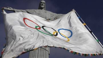 Una bandera ol&iacute;mpica delante de la figura del &quot;Cristo Redentor&quot; del Corcovado del R&iacute;o de Janeiro.