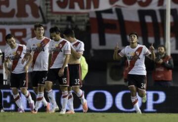 1-0. Juan Kaprof celebró el primer tanto con sus compañeros.