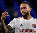 Memphis Depay se exhibe ante la mirada del Barcelona