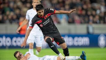 Herning (Denmark), 21/08/2024.- FC Midtjylland's Dario Osorio is stopped by Slovan Bratislava's Kevin Wimmer during the UEFA Champions League qualification match between FC Midtjylland and Slovan Bratislava in Herning, Denmark, 21 August 2024. (Liga de Campeones, Dinamarca) EFE/EPA/Bo Amstrup DENMARK OUT