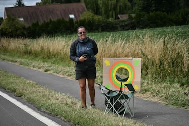 Un espectador con una diana improvisada para atrapar los bidones de los ciclistas durante la tercera etapa de la 112.ª edición del Tour de Francia entre Valenciennes y Dunkerque .