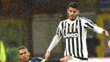 El jugador de Juventus Álvaro Morata disputa el balón con Juan Jesus del Inter de Milán.