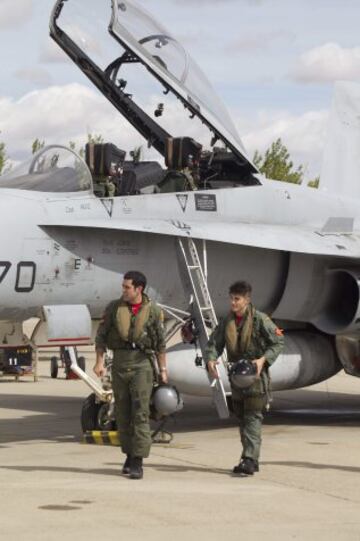 El piloto de Suzuki Maverick Viñales, acompañado por el capitán del Ejército del Aire Javier Barcala, tras aterrizar el avión de combate F-18 de la Base Aérea de Zaragoza, con el que ha pasado del asfalto del circuito de MotorLand, donde competirá el próximo domingo en MotoGP, al cielo de Aragón. Viñales, cuyo nombre, Maverick, se debe al fervor que sentía su padre, Ángel, por el protagonista de la película "Top Gun" que protagonizaba Tom Cruise, y en el que interpretaba el papel de un piloto de combate, ha logrado hoy hacer realidad otra de sus pasiones al subirse a un caza del ejército español. 