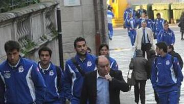 <b>EN PONTEVEDRA. </b>La expedición del Deportivo, con Aranzubía al frente, en el momento de llegar al Parador de Pontevedra.