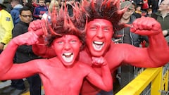 Los aficionados del Manchester United ti&ntilde;en de rojo las calles de Vigo para vivir la ida de la semifinal de la Europa League. 