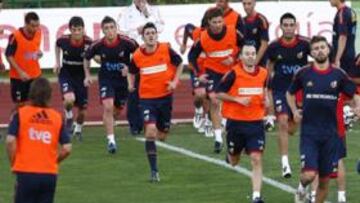<b>PIELES ROJAS. </b>Los jugadores de la Selección, durante el entrenamiento celebrado ayer por la tarde en Las Rozas.