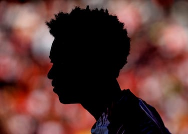 Silueta del jugador del Barcelona, Alejandro Balde durante el calentamiento.