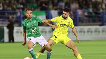 Almendralejo (Badajoz), 12/11/2022.- El centrocampista del CD Santa Amalia, Jesús Rubio (i), con el balón ante el jugador del Villarreal, Manu Morlanes, durante el encuentro correspondiente a la primera ronda de la Copa del Rey disputado hoy Sábado en el estadio Francisco de la Hera, en Almendralejo. EFE/ Jero Morales.
