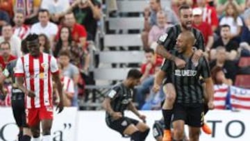 Los jugadores del Málaga celebran el primer gol ante el Almería, durante el partido de Liga en Primera División disputado esta tarde en el estadio de los Juegos Mediterráneos, en Almería.