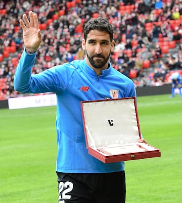 Marcelino seguía al frente y cerró etapa en Bilbao con Raúl como máximo defensor. “Todo lo que nos sea que siga sería un hándicap para el Athletic”, alzó la voz. El asturiano le devolvió el elogio: “Es un jugador muy importante para el Athletic, desde el punto el vista futbolístico, y también por los valores que trasmite en el vestuario. Creo que la idea de Raúl es seguir aquí y la idea de club es que siga. Seguro que todo irá bien para los dos”. En abril de 2022 completaba 550 partidos en Primera, camino del techo histórico.