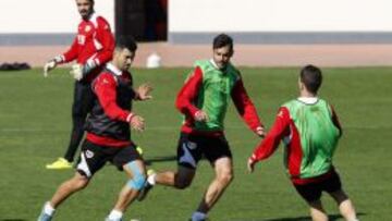 Javi Guerra (i) entrenando con el Rayo.