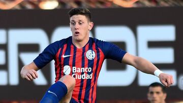 Adolfo Gaich durante un partido con San Lorenzo.