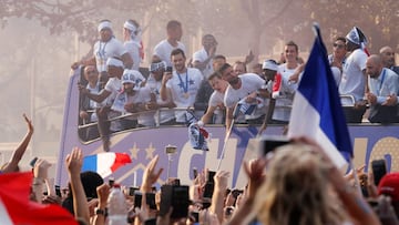 Soccer Football - World Cup - France Victory Parade on the Champs Elysees - Paris, France - July 16, 2018 France's Olivier Giroud, Hugo Lloris and team mates on the bus during the parade REUTERS/Jean-Paul Pelissier