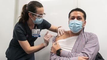 La enfermera Mackenzie Bochtler (izq.), Administra la vacuna Pfizer-BioTech contra la enfermedad por coronavirus (COVID-19) a su compañero enfermero Marcos San Martin en una clínica de vacunación de un centro médico de la Universidad de Washington en Seattle, Washington, EE. UU., 18 de diciembre de 2020.