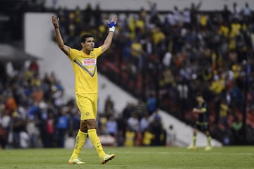 El defensor mexicano se coronó con América, con lo que consiguió colocar su nombre en una lista tan exclusiva que únicamente aparece su nombre en ella. Se convirtió en campeón con América y Chivas.