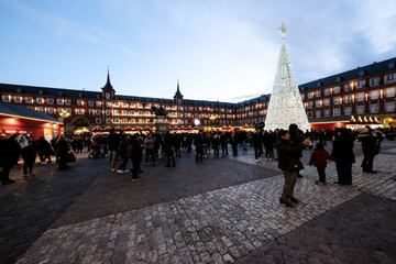 La Plaza Mayor es uno de los rincones más emblemáticos de la capital, y en esta época cobra aún más protagonismo gracias a su típico mercadillo navideño, uno de los más famosos de España, y uno de los más visitados. Un espacio con más de 100 casetas ubicadas en el centro de la plaza y en el que venden todo tipo de dulces, adornos para casa y figuras navideñas. Este año se podrá disfrutar de él desde el 26 de noviembre.