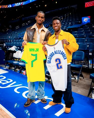 El delantero brasileño del Real Madrid, Vinicius, y el base del equipo de la NBA, Oklahoma City Thunder, Shai Gilgeous-Alexander, intercambiaron las camisetas. 