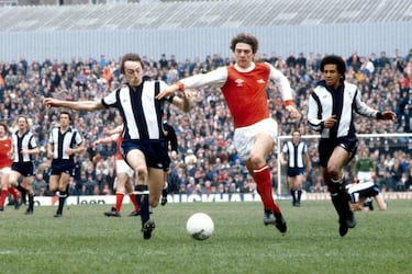 Con 16 años ya jugaba en Europa, y a los 18 marcó un gol histórico ante la Juventus en Turín que llevó al Arsenal a la final de la Recopa. Su carrera fue breve y trágica, teniendo que retirarse a los 21 años por una grave lesión en la pierna, pero su nombre sigue grabado como héroe de una noche mágica.