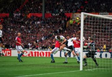 Volvió el rey de Europa. Alemania jugó ante la República Checa su quinta final de la Eurocopa en ocho participaciones y no dejó pasar el tren. Logró en Wembley su tercer título aumentando así su leyenda y lo hizo derrotando a la República Checa con un 'gol de oro'. Un suplente, Oliver Bierhoff, cumplió su papel de revulsivo y logró empatar un partido que se le había puesto a Alemania muy cuesta arriba. En la prórroga, el delantero volvió a marcar y ahí se acabó todo. Los alemanes, campeones. En la imagen Oliver Bierhoff marca el 1-1.
 