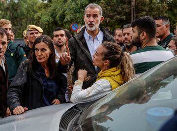 El Rey Felipe VI y la Reina Letizia durante su visita a  Paiporta, Valencia.