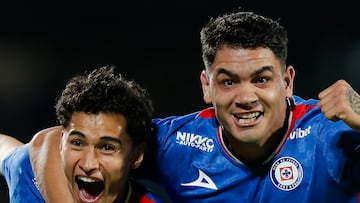 MEX9989. CIUADAD DE MÉXICO (MÉXICO), 30/11/2025.- Angel Márquez (i) y Gabriel Fernández de Cruz Azul celebran un gol este domingo, en un partido de la Liga MX entre Cruz Azul y Guadalajara en el estadio Olímpico Universitario, en Ciudad de México (México). EFE/ Isaac Esquivel