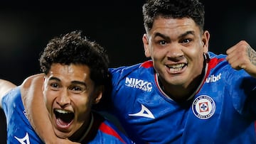 MEX9989. CIUADAD DE MÉXICO (MÉXICO), 30/11/2025.- Angel Márquez (i) y Gabriel Fernández de Cruz Azul celebran un gol este domingo, en un partido de la Liga MX entre Cruz Azul y Guadalajara en el estadio Olímpico Universitario, en Ciudad de México (México). EFE/ Isaac Esquivel