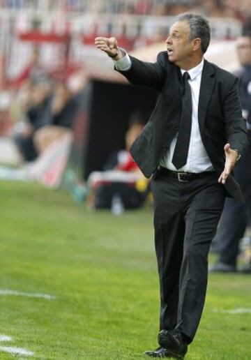 El entrenador del Granada, Joaquín Caparrós, da instrucciones a sus jugadores en su partido ante el Sevilla, de la decimotercera jornada de la liga en Primera División que se disputa esta tarde en el estadio Ramón Sánchez Pizjuan. 