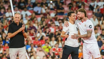 Jesús Navas se abraza a Sergio Ramos en la presentación de éste en el Sánchez-Pizjuán en presencia de Joaquín Caparrós.