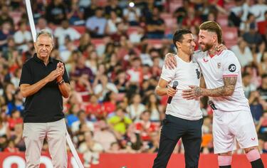 25.000 aficionados acuden al estadio Ramón Sánchez Pizjuán a la presentación de Sergio Ramos, nuevo fichaje del Sevilla. En la imagen, acompañado por el extrenador Joaquín Caparrós y el capitán del equipo, Jesús Navas.