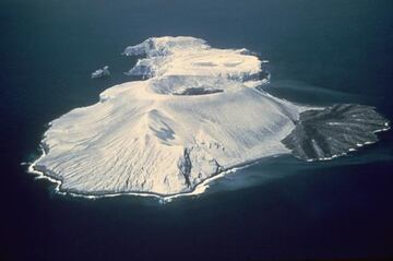 El volcán Bárcena se encuentra en el Archipiélago de Revillagigedo, a 350 km al sur de la punta de Baja California Sur y a 720 km de Manzanillo.