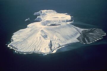 El volcán Bárcena se encuentra en el Archipiélago de Revillagigedo, a 350 km al sur de la punta de Baja California Sur y a 720 km de Manzanillo. 