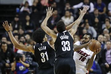 MEX66. CIUDAD DE MÉXICO (MÉXICO), 09/12/2017.- Los jugadores de los Nets de Brookiln, Jarrett Allen (i) y Allen Crabbe (c), pelean el balón con James Johnson (d), de los Heats de Miami hoy, sábado 9 de diciembre de 2017, durante un partido de baloncesto de la NBA, entre los Nets de Brooklin y los Heats de Miami, disputado en la Arena Ciudad de México, (México). EFE/Jorge Nuñez