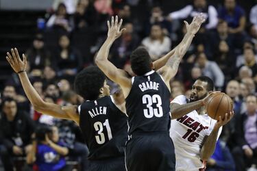 MEX66. CIUDAD DE MÉXICO (MÉXICO), 09/12/2017.- Los jugadores de los Nets de Brookiln, Jarrett Allen (i) y Allen Crabbe (c), pelean el balón con James Johnson (d), de los Heats de Miami hoy, sábado 9 de diciembre de 2017, durante un partido de baloncesto d