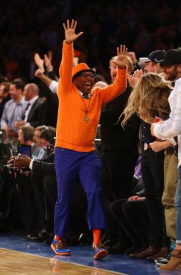 El director de cine Spike Lee celebra la victoria de los Knicks ante los Boston Celtics.