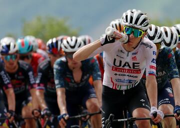 Tadej Pogacar se hidrata durante la primera etapa del Tour de Francia.