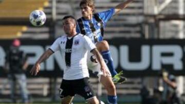 Paredes ante Merlo, en un partido que pudo ser uno de los &uacute;ltimos del goleador por Colo Colo.