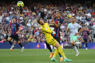 Raphinha colisiona con el portero de Osasuna Aitor Fernández.