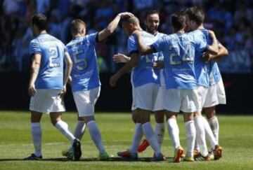 El centrocampista marroquí del Málaga Nordin Amrabat (c), celebra su gol de penalti, con sus compañeros.