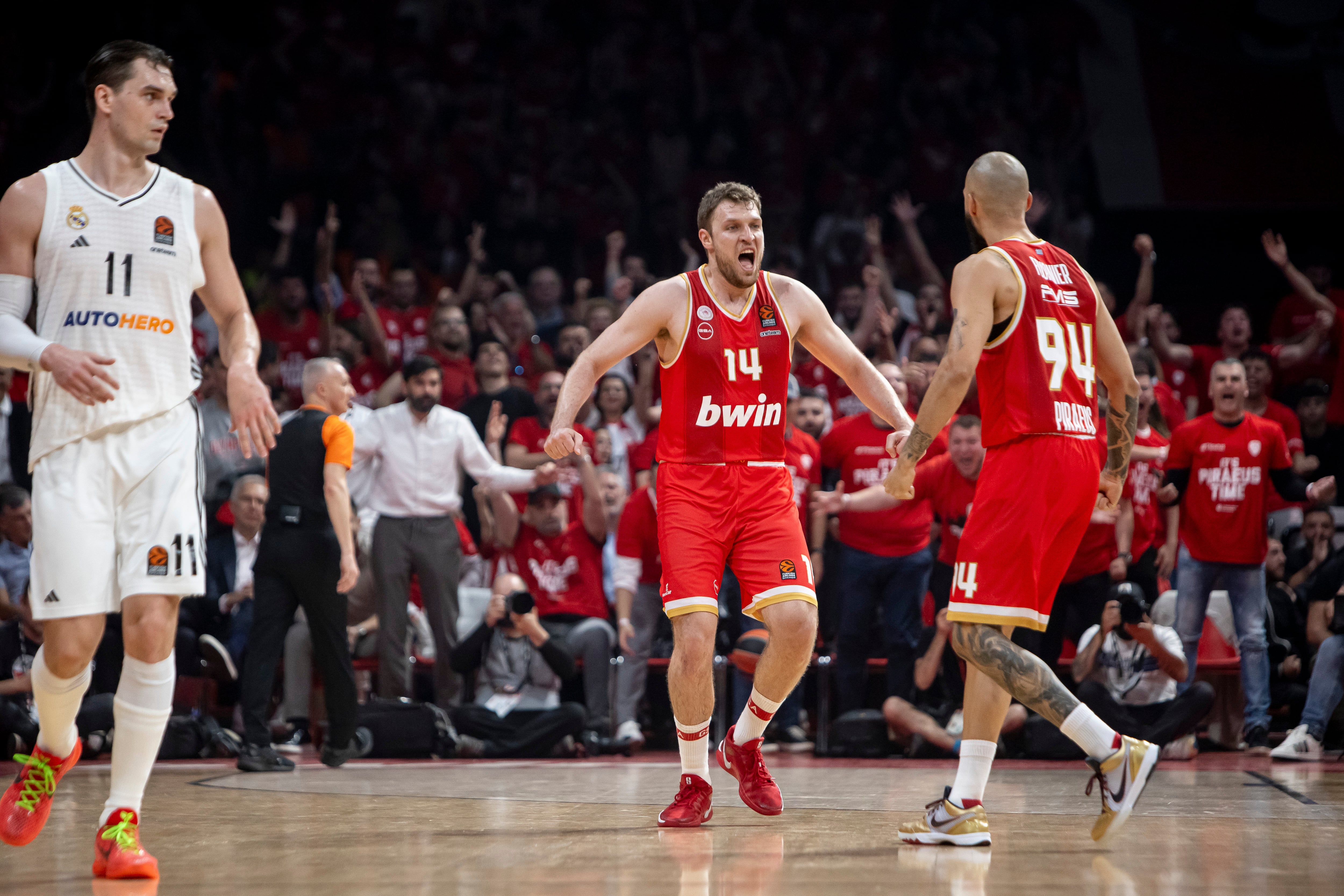 El Olympiacos del mejor Vezenkov atropella al Madrid