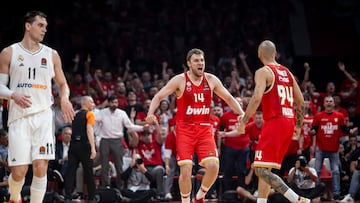 Sasha Vezenkov y Evan Fournier celebran una canasta del Olympiacos ante el Real Madrid en los cuartos de la Euroliga.