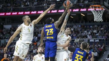 Malcolm Delaney, del Bar&ccedil;a, entre Deck y Randolph, del Madrid.