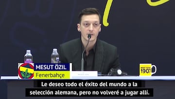 Curiosa manera de desatar aplausos en la audiencia: Özil sobre la selección alemana...