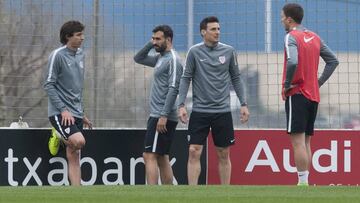 Aduriz, con varios compañeros en Lezama.