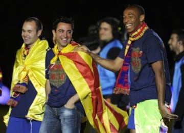 Henry with Andrés Iniesta and Xavi after wininng the 2009-10 Liga title.