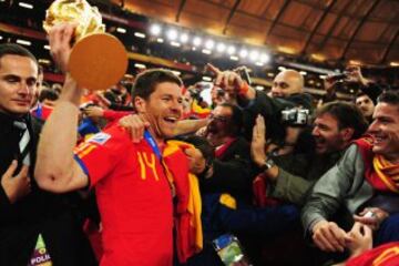 Xabi Alonso celebra el primer Mundial de Fútbol de España tras ganar a Holanda en la final de Johannesburgo en 2010, en el que el vasco fue parte importante de la gesta.