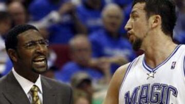 <strong>MÁXIMA TENSIÓN.</strong> Sam Mitchell se encara con Turkoglu. El partido fue mucho más intenso y duro que el primero de la serie.